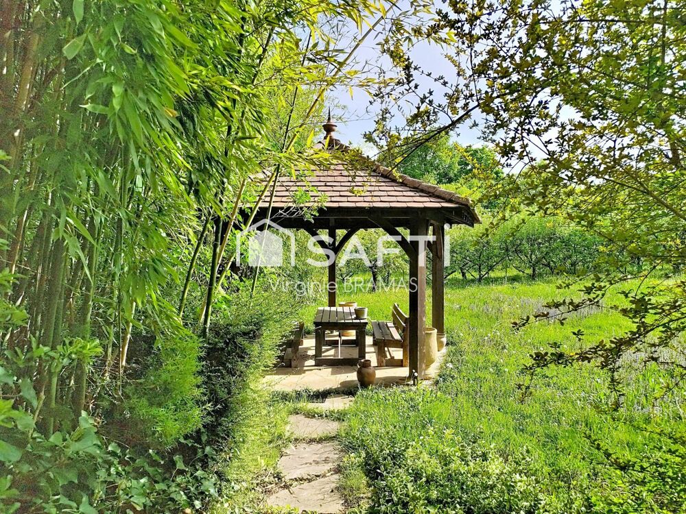 Maison avec sous-sol complet et grand terrain arboré