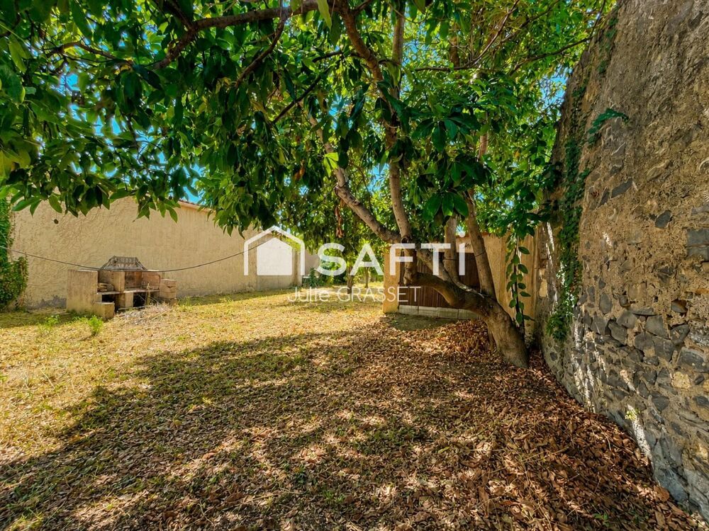 Maison de plain pied sur un grand terrain dans un environnement calme