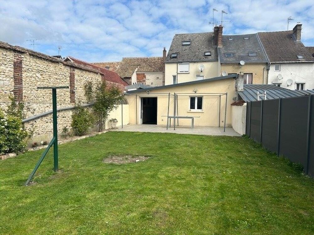 A seulement 10 min de Houdan et de la gare de Bréval , Propriété rare de 250m² en plein centre ville