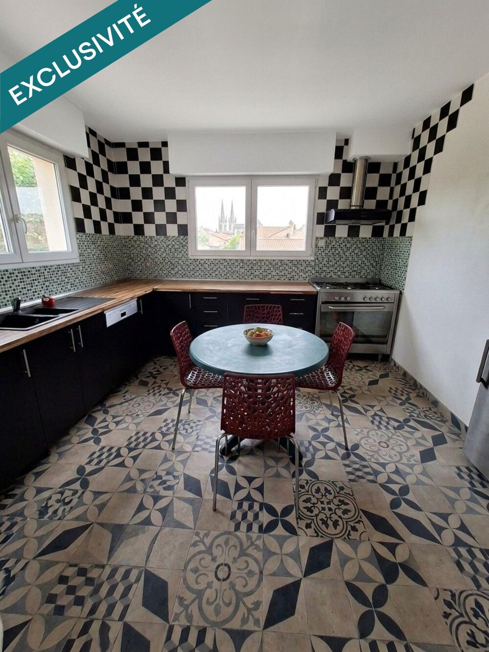 Située au coeur du quartier de Bacalan, en plein essor, cette maison des années 70 offre un fort potentiel d'aménagement et de va