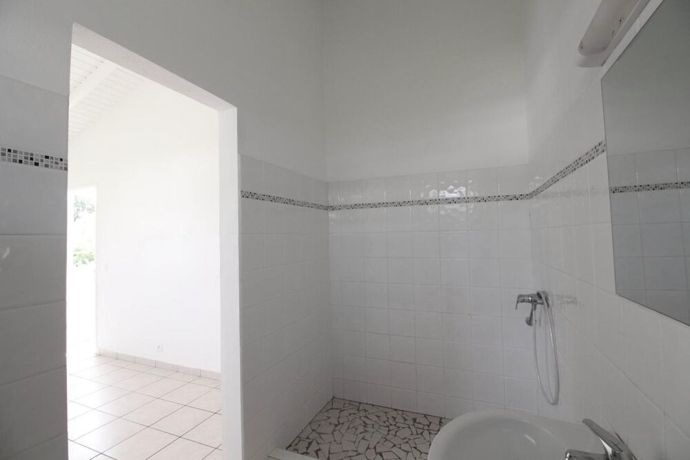 Location Appartement Spacieux T4 proche Lycée commerces transports plage Sainte-anne