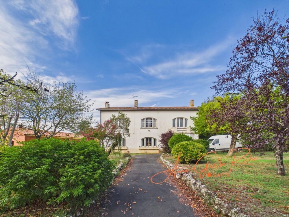 Vente Maison Maison de caractère, 7 chambres, jardin arboré et dépendances Saint-savinien