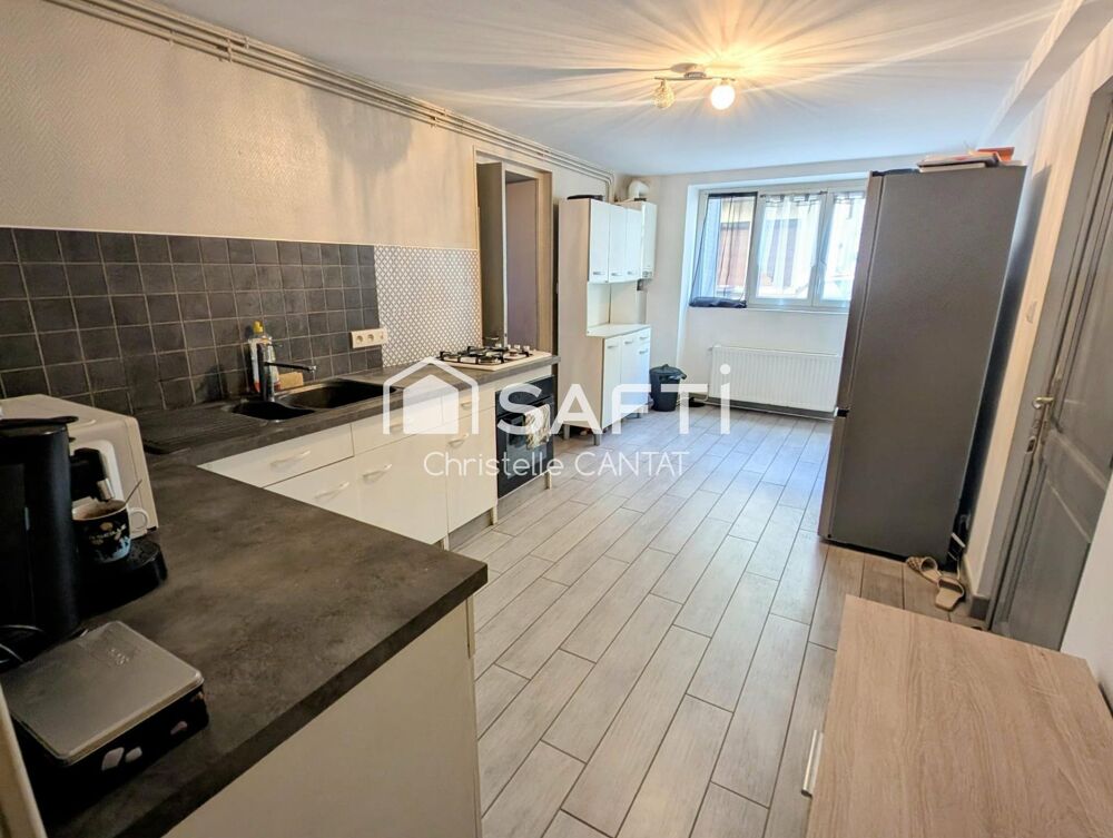 Vente Immeuble Immeuble avec un F4, un F3, garages et dépendance. Commentry