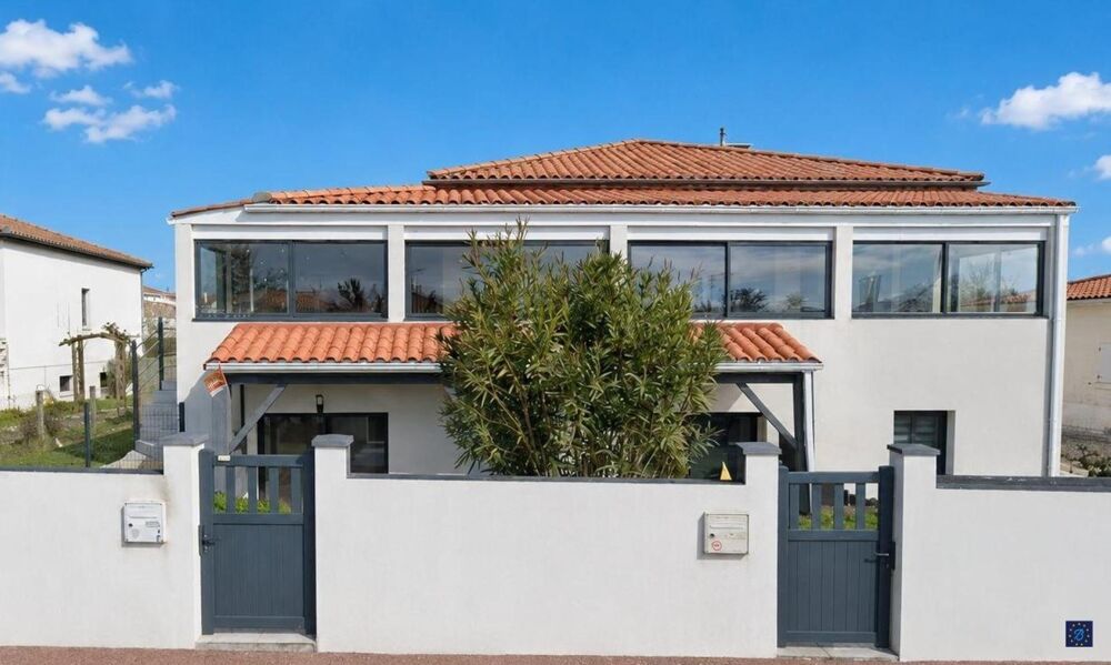 Située à Saint-Sulpice-de-Royan (17200), cette maison se démarque par son emplacement idéal,