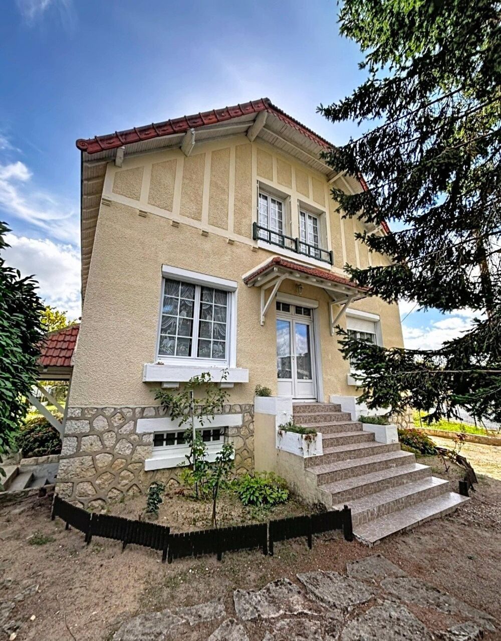 Grande maison lumineuse avec jardin et véranda