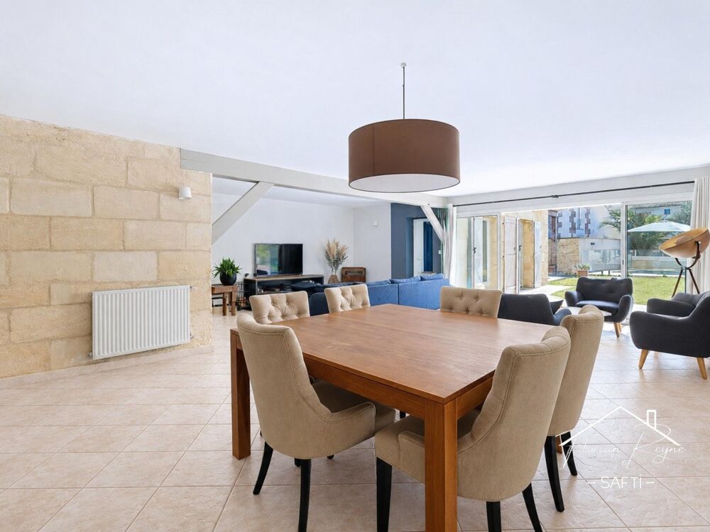 Maison de ville en pierre avec piscine au calme.