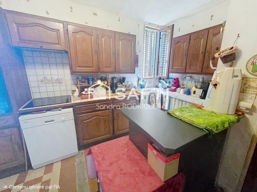Maison mitoyenne 144m² à rénover avec jardin proche toutes commodités à pied.