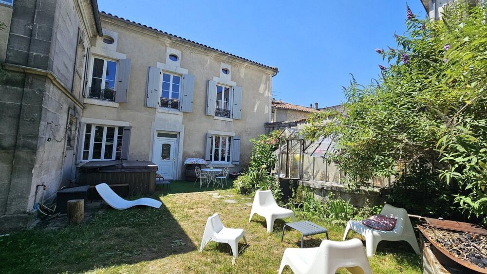 Maison de caractère rénovée - 6 chambres - Jardin clos - Centre-ville de Barbezieux