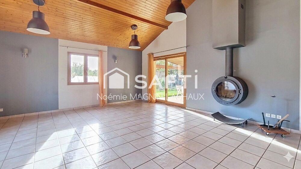 Très belle maison familiale de plain-pied avec piscine et double garage, idéale pour profiter d'un cadre de vie confortable et c