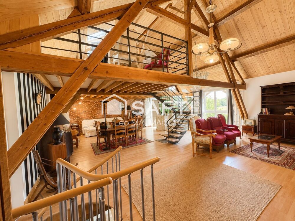 Derrière cette façade authentique se cache un espace de vie hors norme de 276 m².