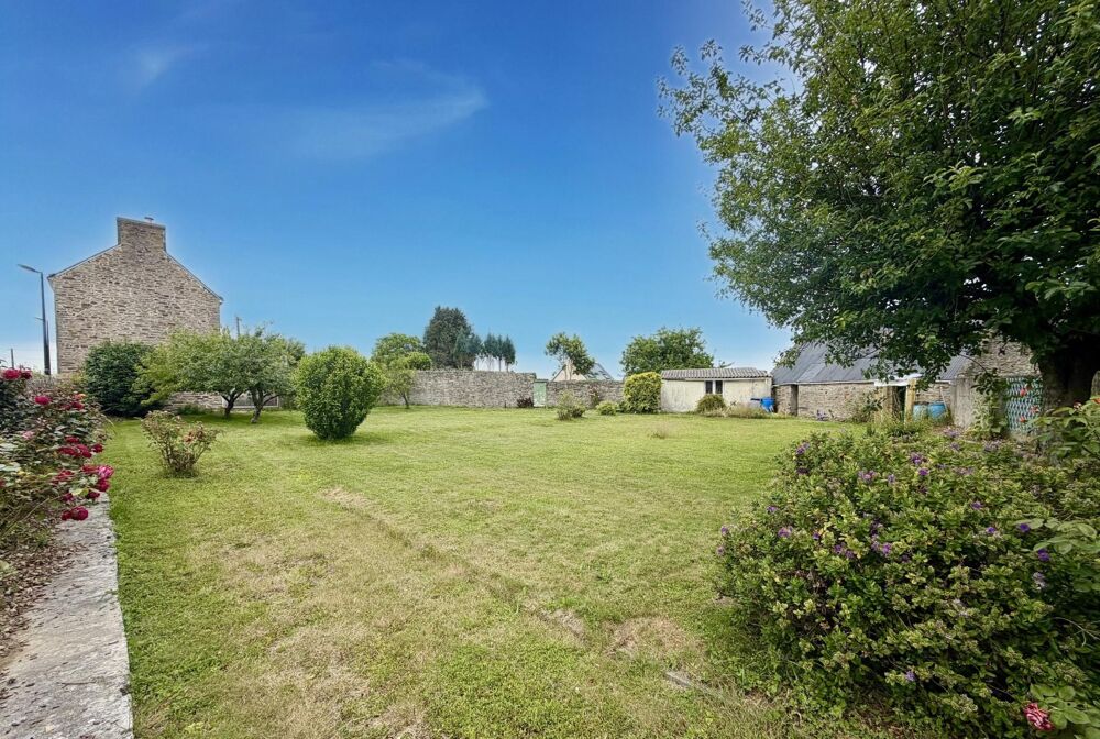 Maison d'habitation avec dépendance en pierre, atelier, sur 1 015 m² de terrain situé en zone constructible.