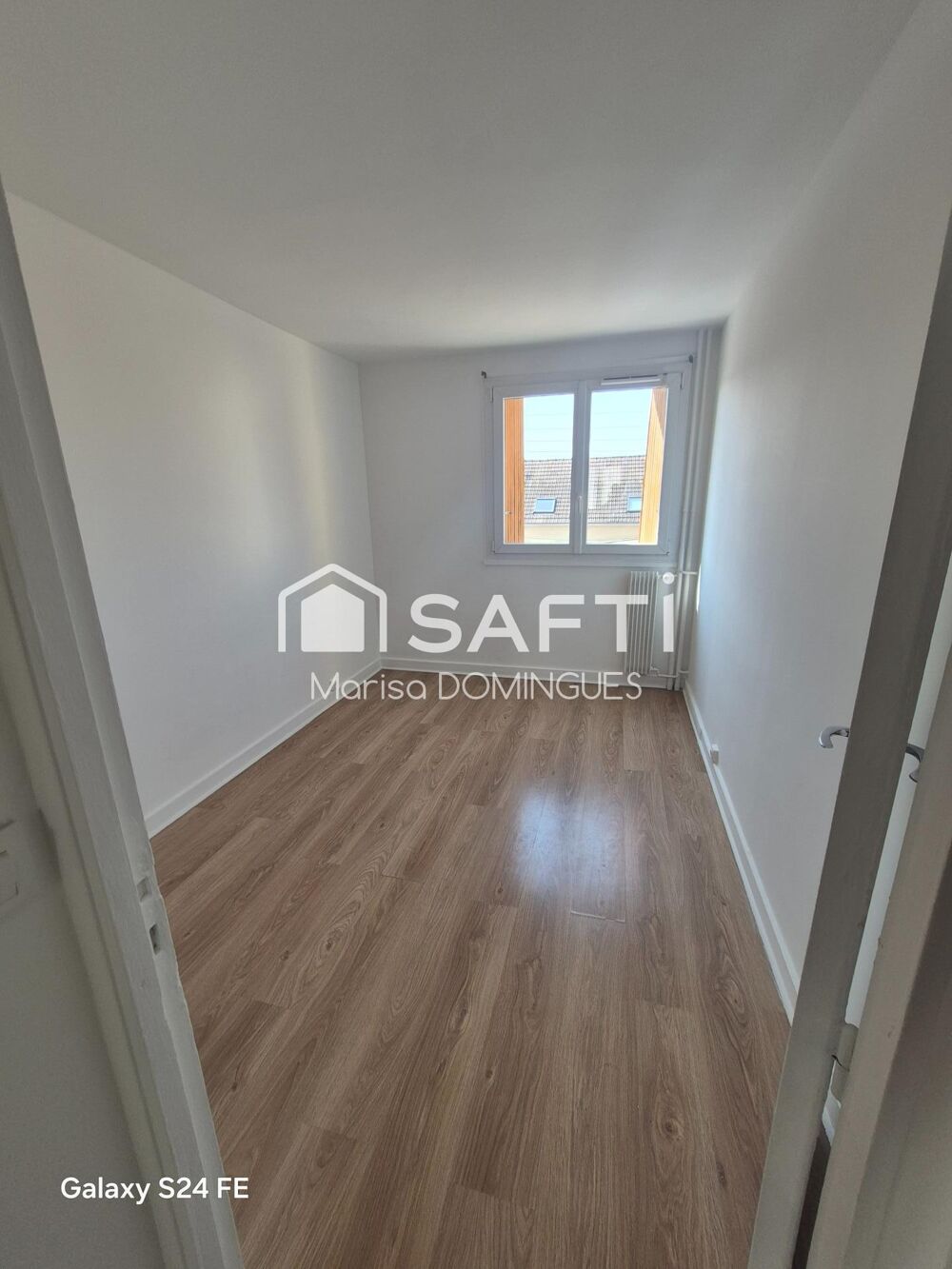 appartement dispose d'un balcon offrant un espace extérieur privé et d'une cave pour un espace de rangement supplémentaire et un