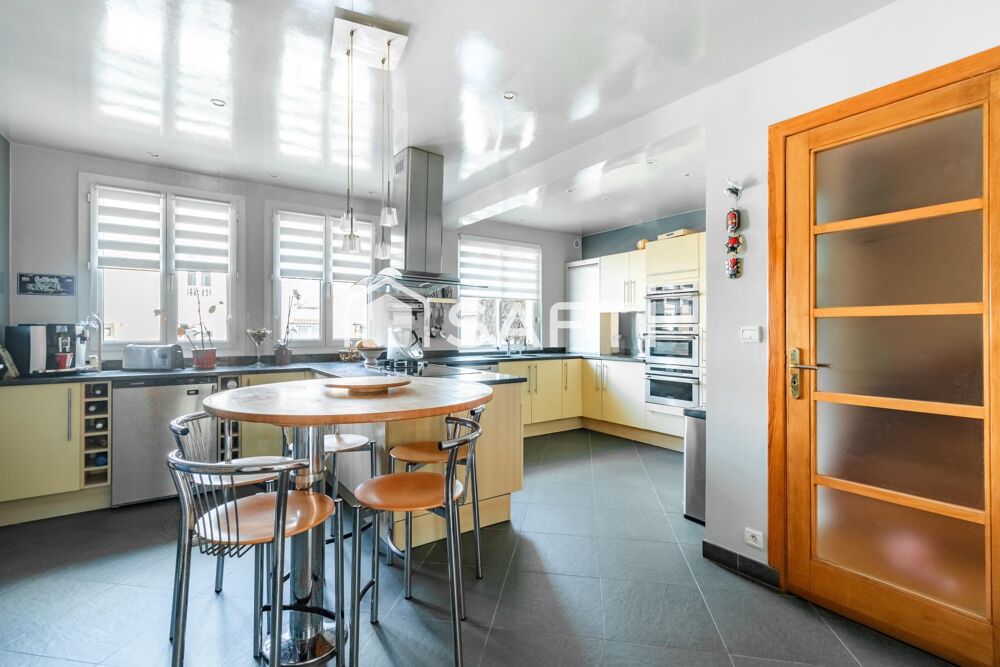 Vente Maison Une maison familiale rare aux volumes généreux, avec jardin, terrasse et espace professionnel indépendant. Versailles