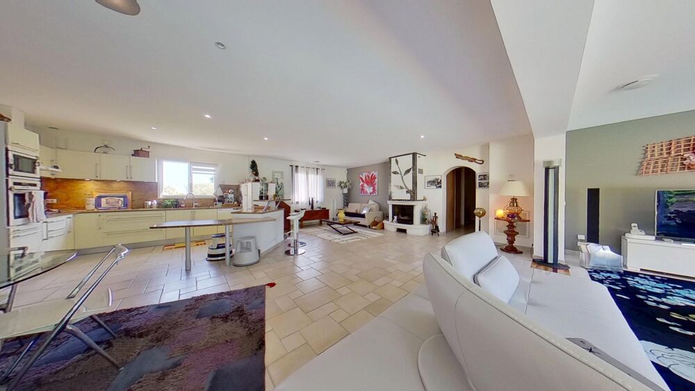 Plain-pied dexception 174m² au calme, centre village avec piscine et pool house