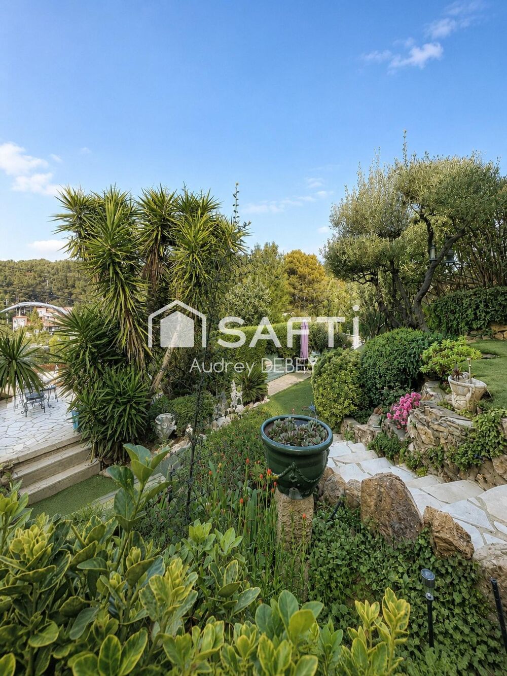 Vente Maison MAS DE CHARME AVEC JARDIN PISCINE DEPENDANCE ET GARAGE À QUELQUES PAS DE LA MER Sanary-sur-mer