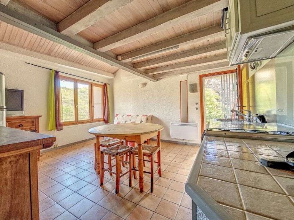 Une petite maison pleine de charme, entièrement rénovée, avec terrasse et vue dégagée au coeur du village des Aires.