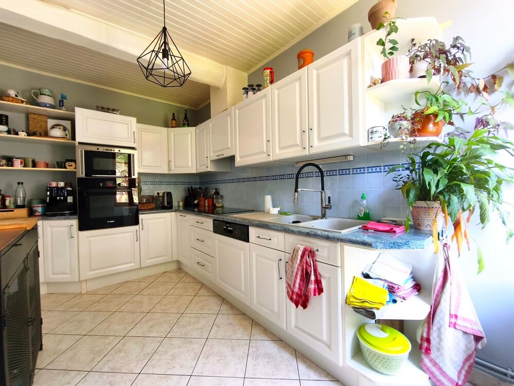 Maison en pierre sans vis à vis + garages + jardin