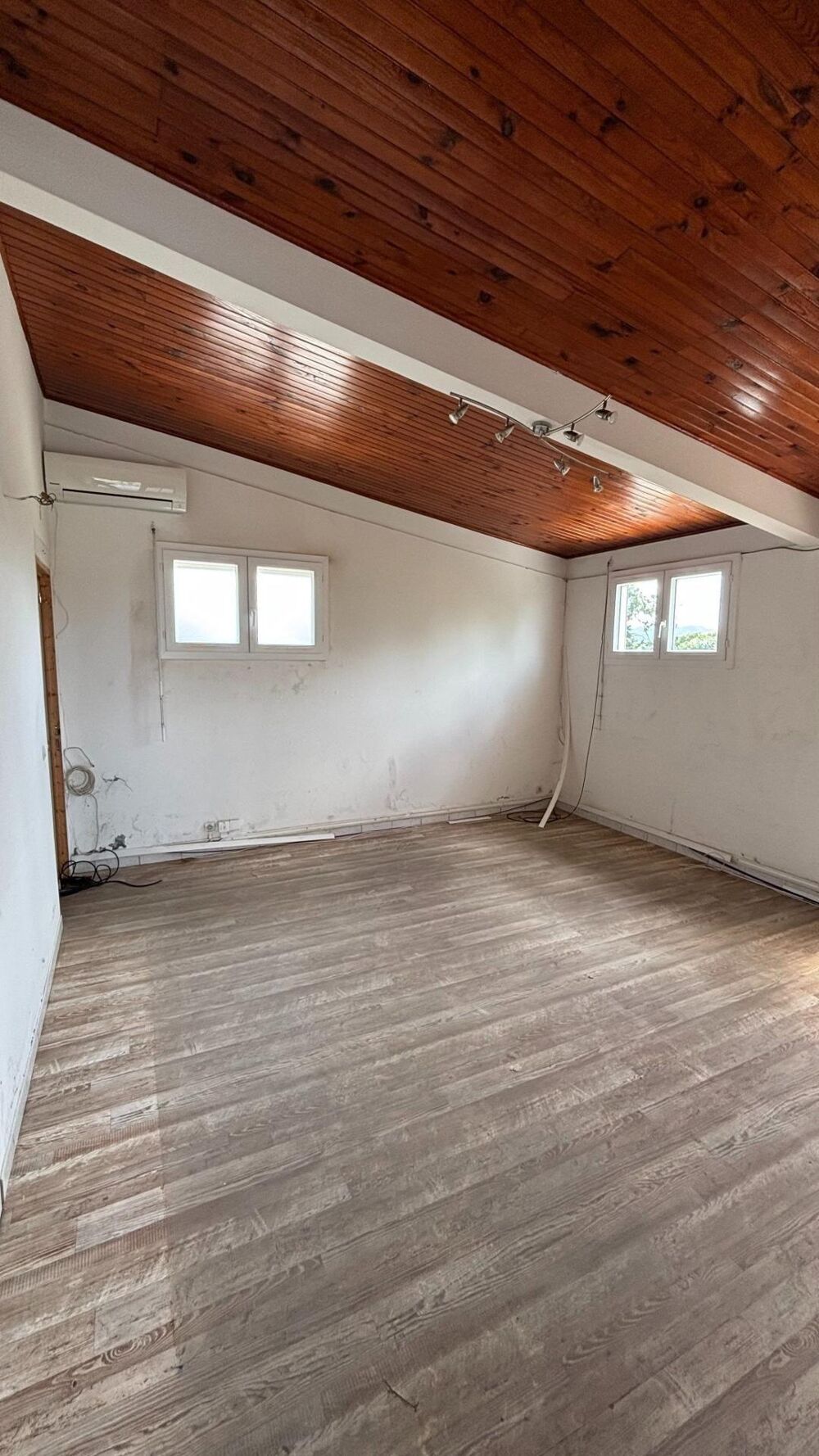   Local 125m² Rivière-Salée - Électricité incluse ! Riviere-salee