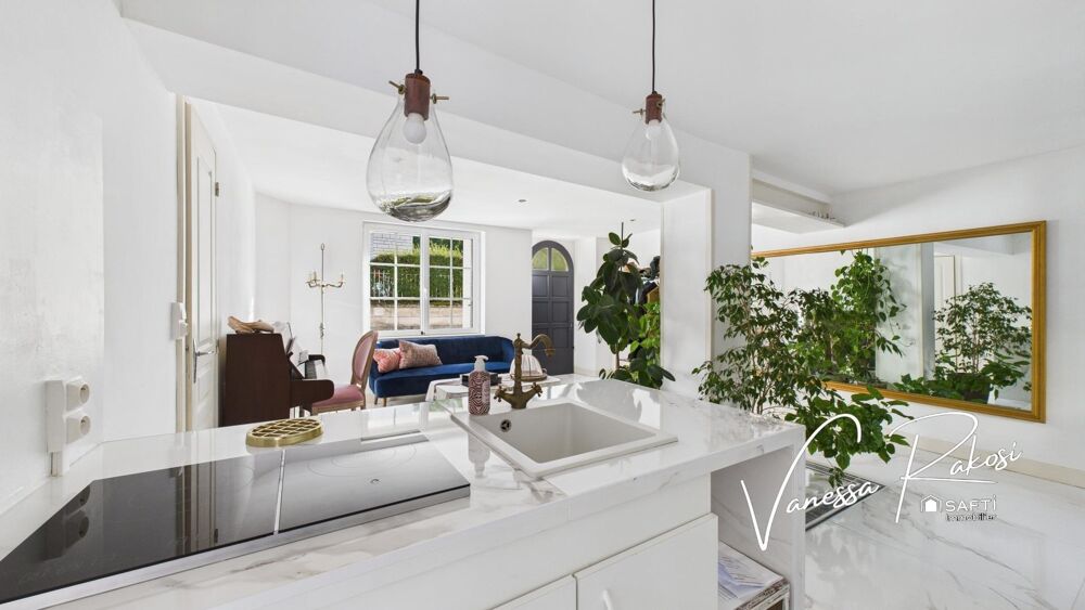 Vente Maison À Saint-Jean-d'Angély, découvrez cette maison rénovée de 104 m² avec deux chambres, jardinet et dépendance. Saint-jean-d'angely