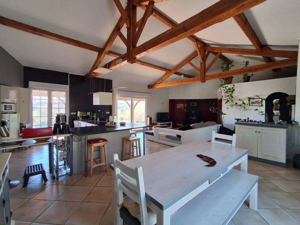 Vente Maison Maison avec piscine située dans un bel environnement privilégié avec une vue imprenable, cette maison offre de beaux volumes et Salviac