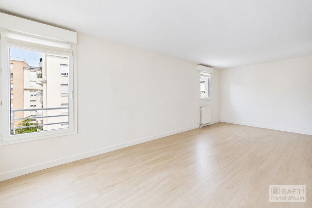 Vente Appartement Bécon. 4 pièces moderne avec 3 balcons, 1 cave et 1 parking (2ème en sus). Courbevoie