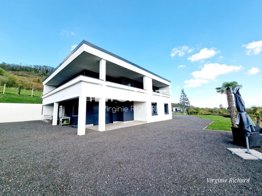 Une villa contemporaine ou confort et sérénité se conjuguent. Ici, l'intimité est garantie à vie.
