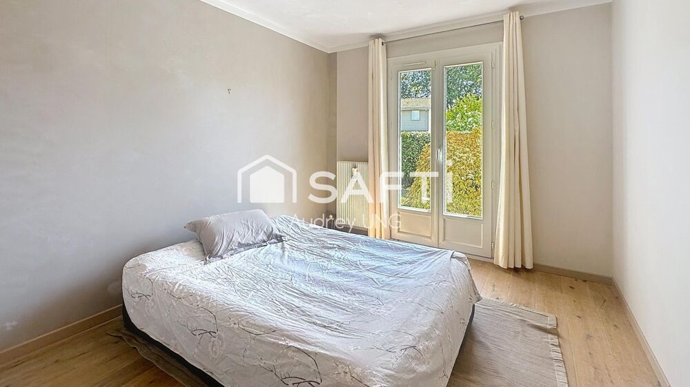 TRESSES  Maison familiale avec une grande piscine et une parcelle de 885 m²