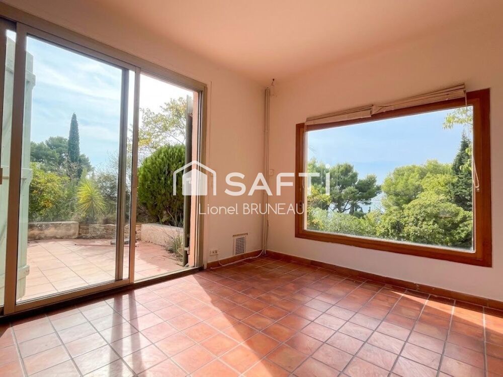 Vente Maison Vue mer d'exception à Sanary-sur-Mer : villa lumineuse de 135 m², grande piscine et jardin arboré, au calme absolu proche des pl Sanary-sur-mer