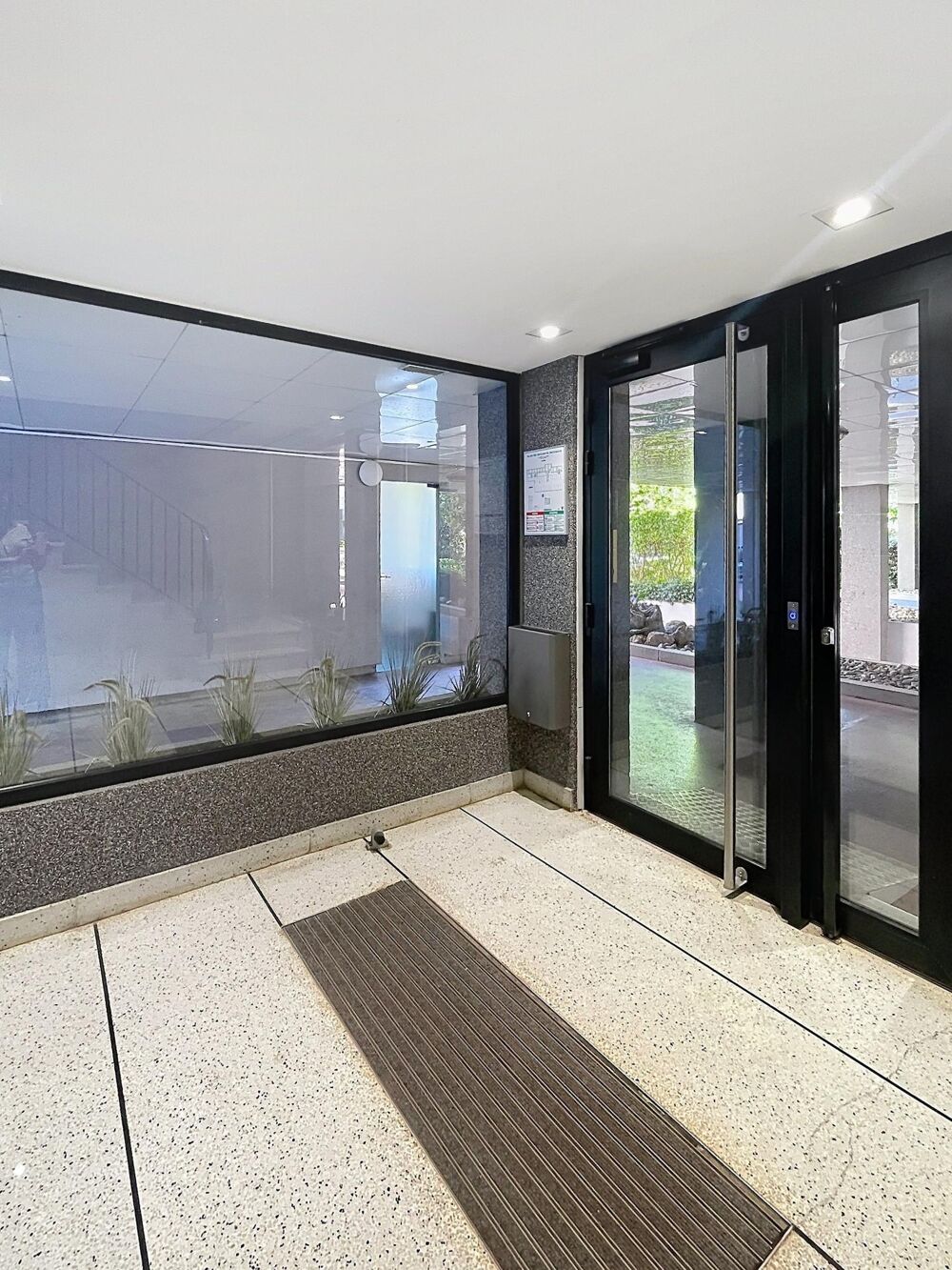 APPARTEMENT T3 DE 52 M2 AVEC CAVE A QUELQUES MINUTES DU RER LAPLACE