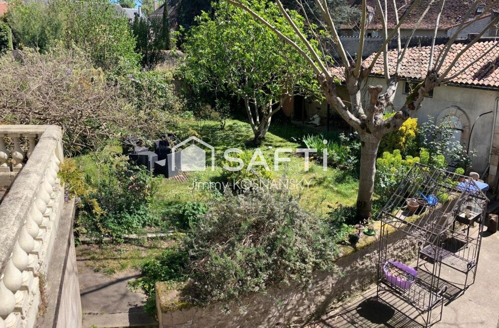 Maison de caractère et jardin arboré