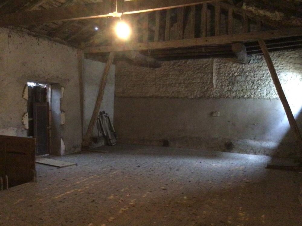 Maison en pierre située au coeur dun village médiéval renommé.