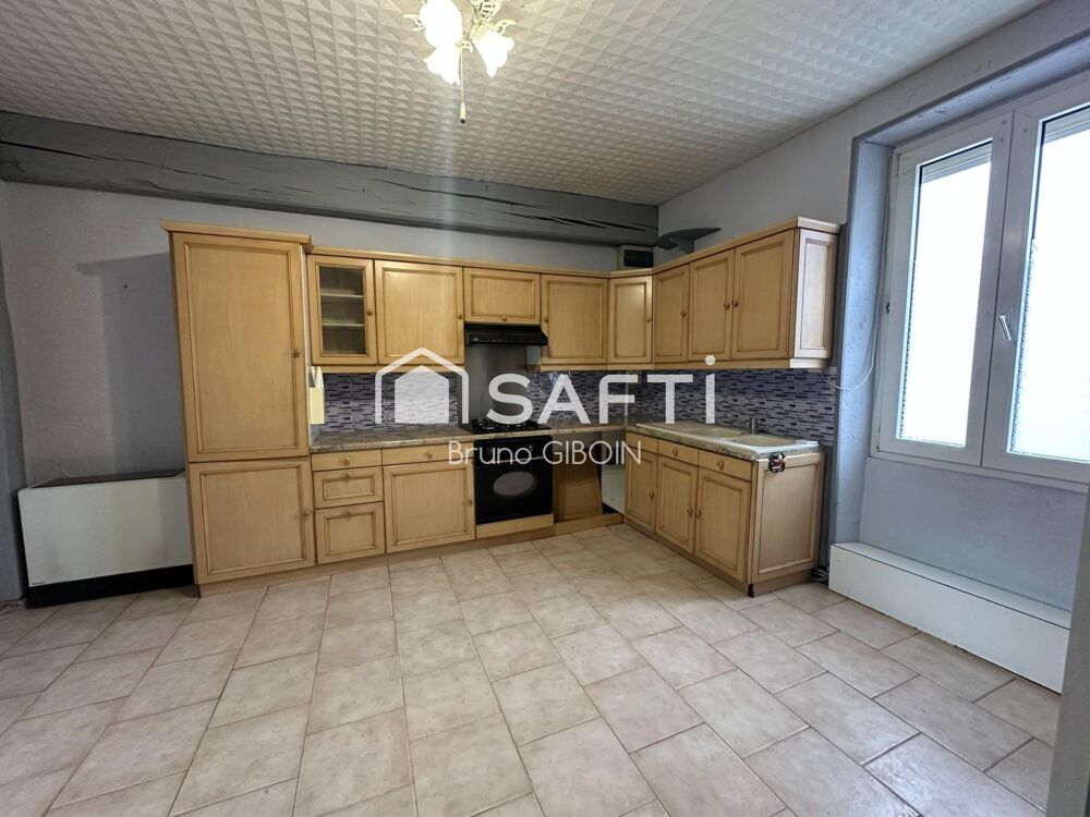 Maison de ville, 81 m², 3 pièces, stationnement, cour et cave