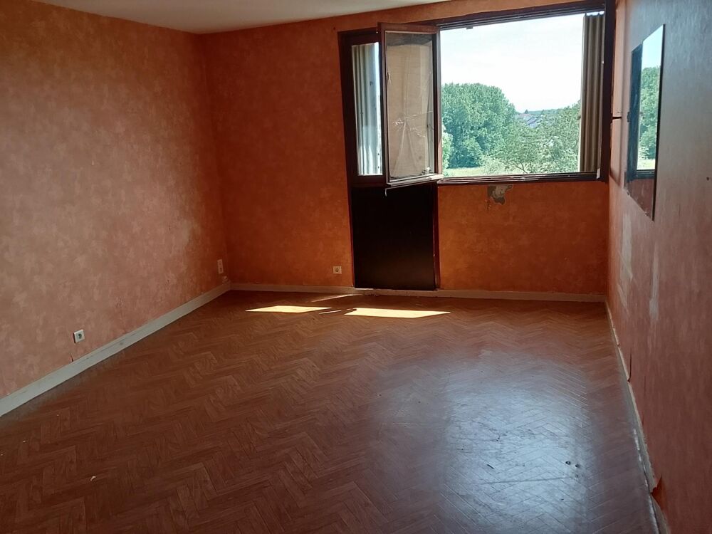 A saisir appartement de type 3,quartier calme dans la ville de Chateauroux,à rénover entiérement,travaux de copropriété prevu po