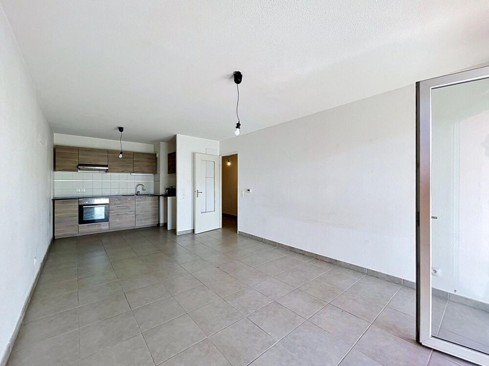 Appartement T3 avec terrasse et parking.
