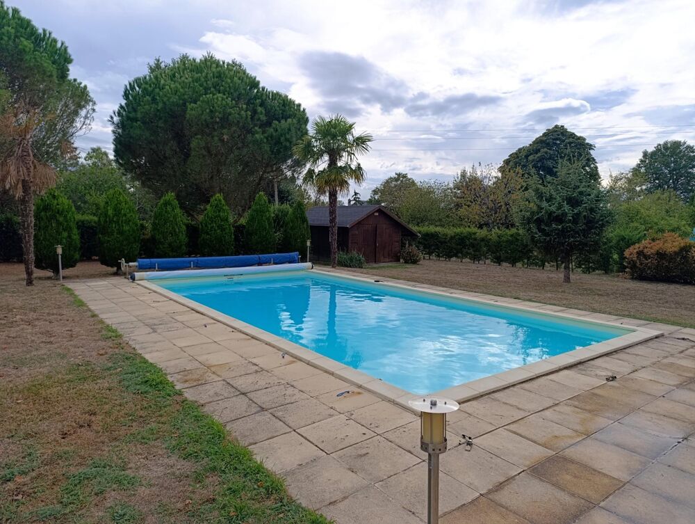 Maison spacieuse avec piscine et terrain arboré.