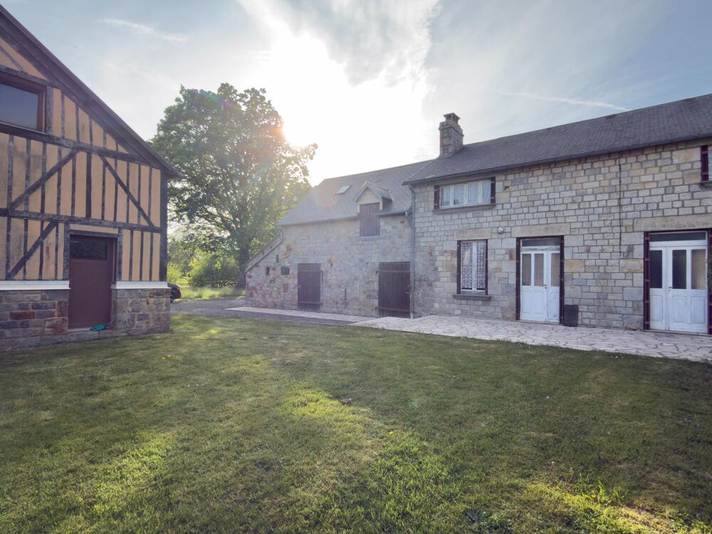 Vente Maison Deux maisons, un seul lieu, une multitude de projets ! Au cœur d'un environnement calme et verdoyant, découvrez cette propriété Saint-georges-de-rouelley