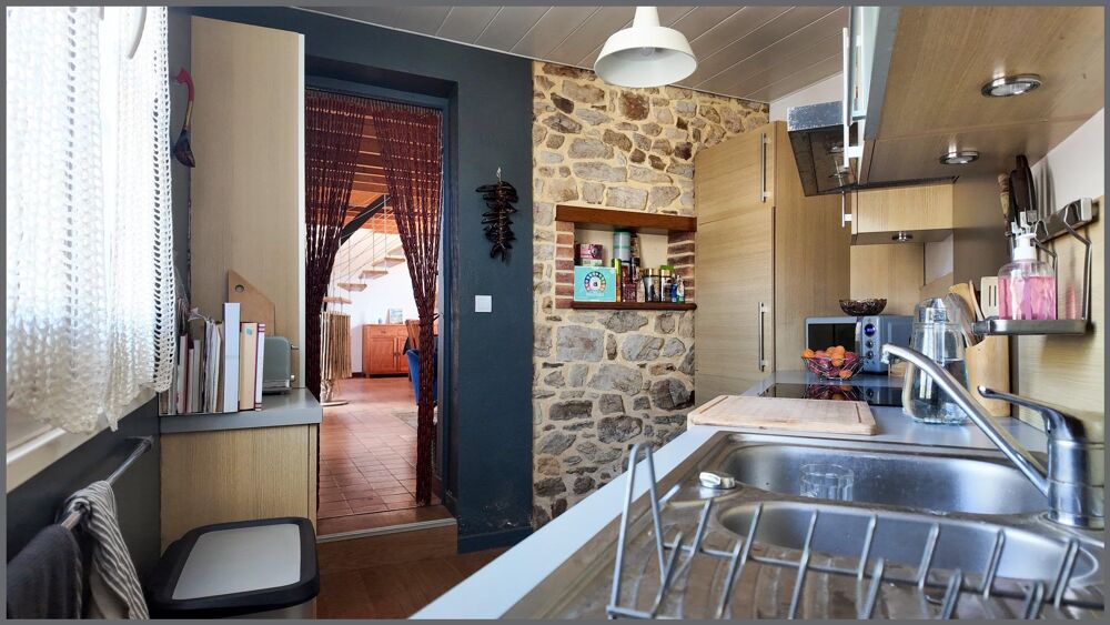 Maison "coup de coeur " en pierres, au coeur du village. terrasse et Terrain clos.