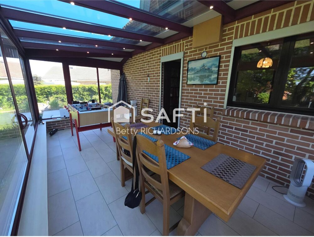 Semi plein pied. 5 chambres. Sous sol. Beau jardin