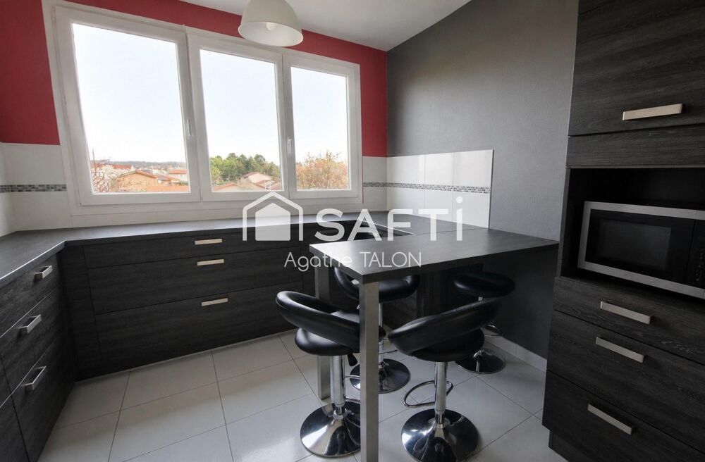 Appartement lumineux 3 pièces avec loggia, parking et cave