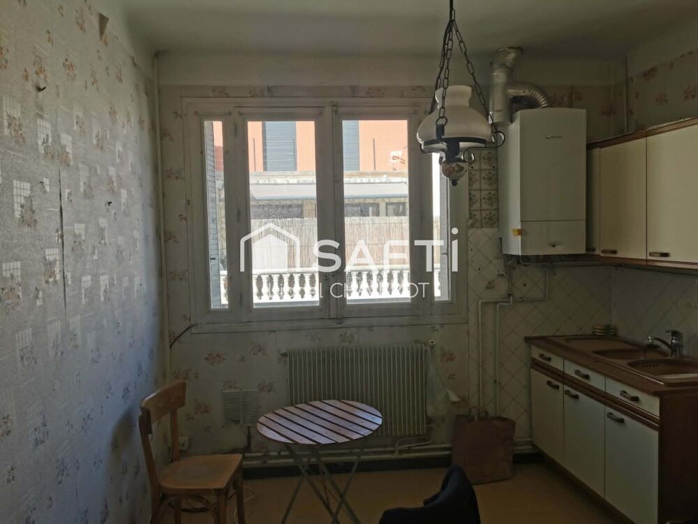 Vente Appartement Cet appartement t de 3 chambres avec salle d'eau et WC séparés offre de beaux volumes et un fort potentiel pour créer un cadre d Sète