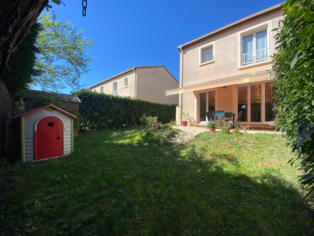 VILLEFRANCHE Maison mitoyenne par un côté de 80m2 hab. plus garage, 3 chambres à l'étage et un jardin de 291m2