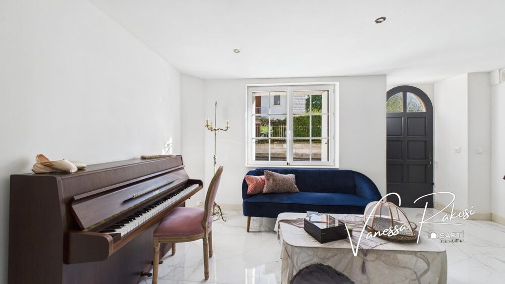 Vente Maison À Saint-Jean-d'Angély, découvrez cette maison rénovée de 104 m² avec deux chambres, jardinet et dépendance. Saint-jean-d'angely
