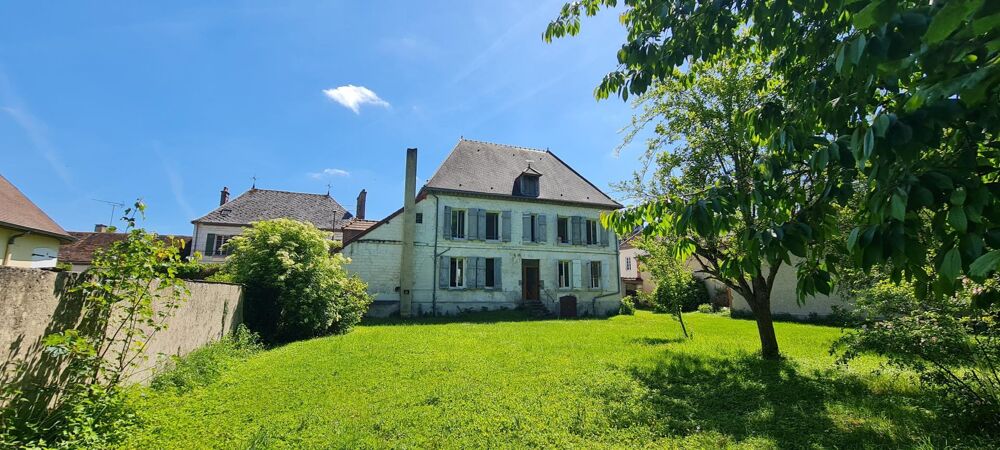 Belle propriété rénovée et bordée par une rivière