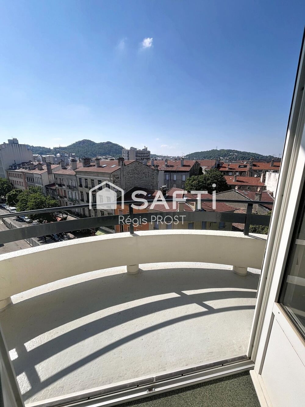 Vente Appartement Appartement 4 pièces de 109 m² avec cave et grenier – Vue dégagée sur les toits Saint-etienne