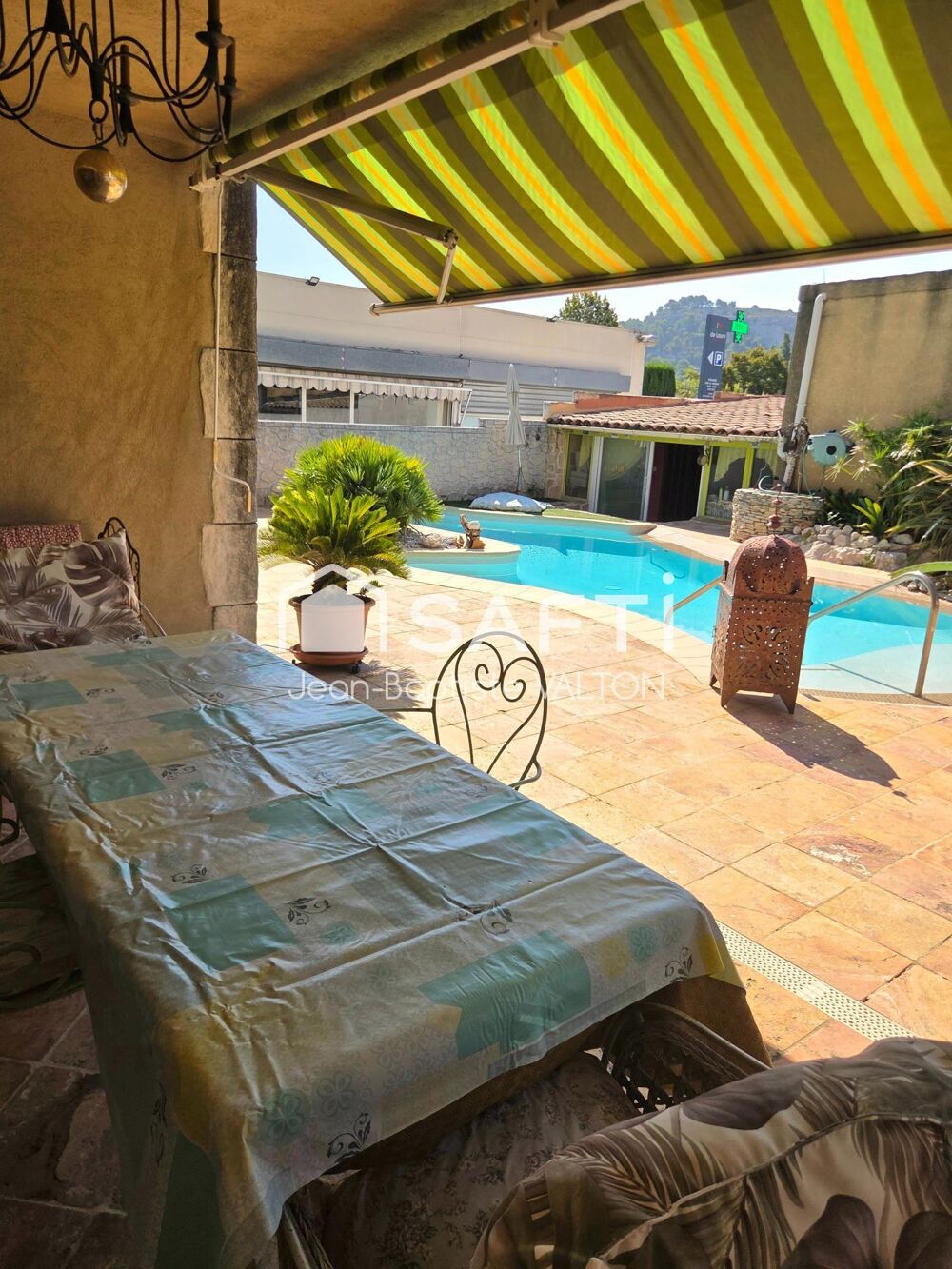 Villa contemporaine sur 2 niveaux avec piscine