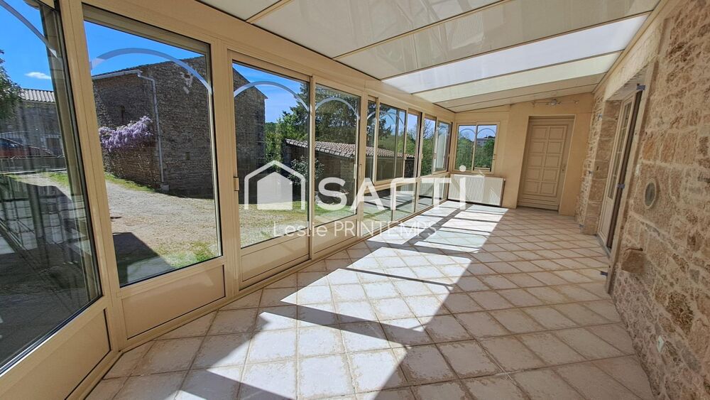 Maison spacieuse avec dépendances et jardin arboré