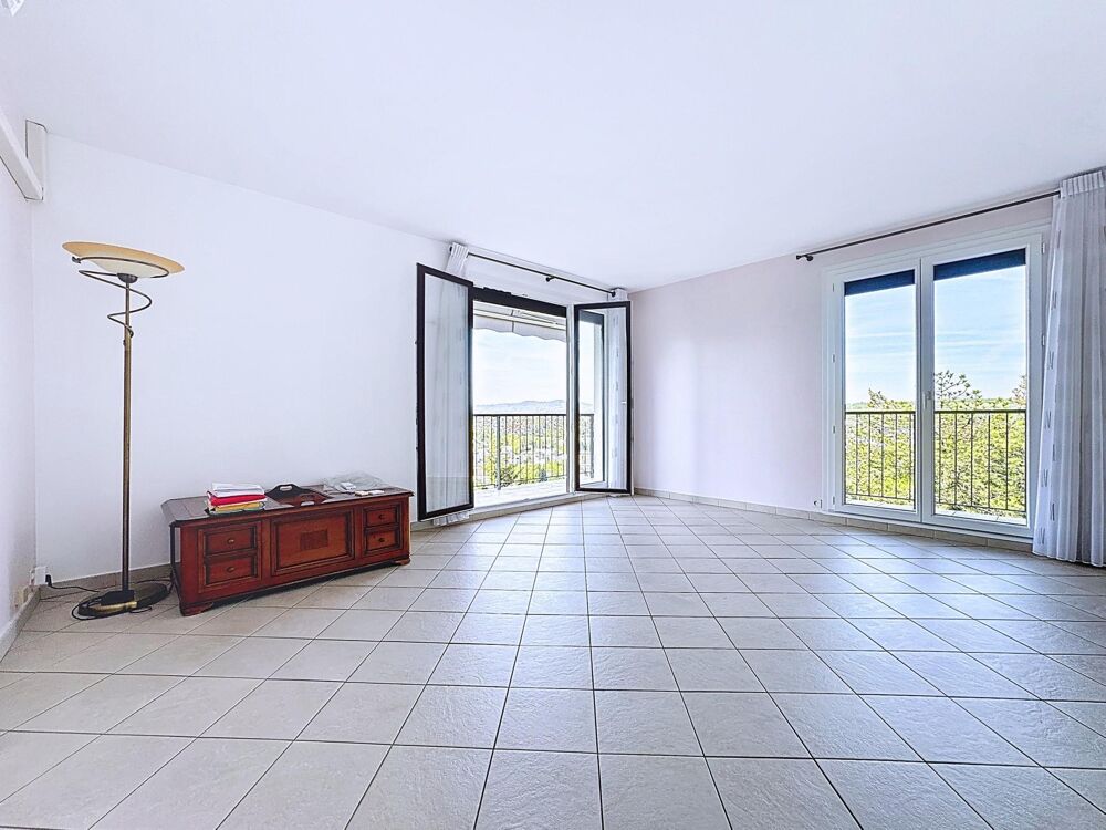 Vue aérienne sur les massifs et la ville, ascenseur, climatisation, garage possible