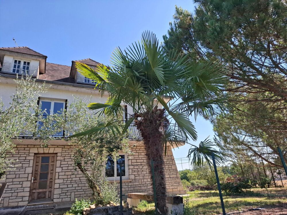 Beaux volumes pour cette maison offrant de multiples possibilités et divers projets