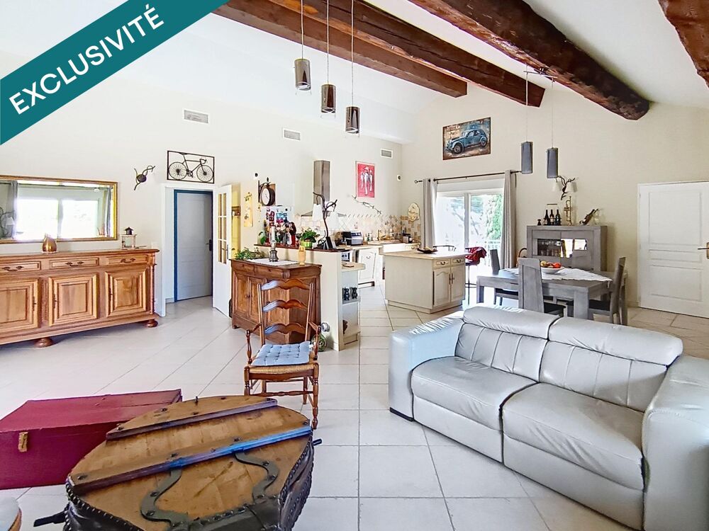 Belle propriété avec grands garages, dépendances et piscine couverte.