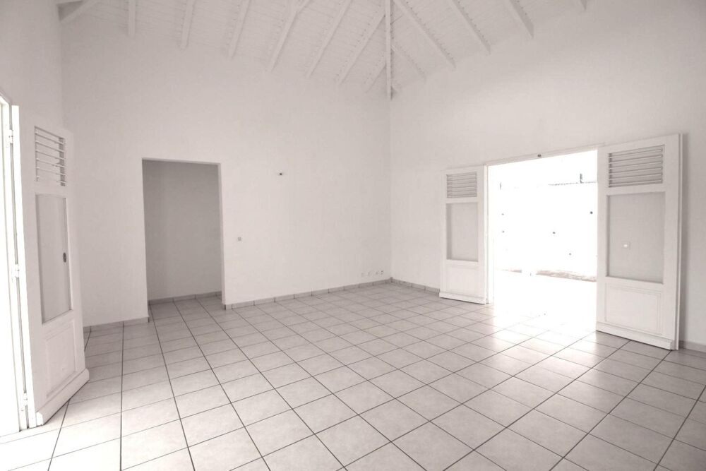 Location Appartement Spacieux T4 proche Lycée commerces transports plage Sainte-anne
